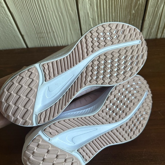 Nike Quest 5 Women's Running Shoes Barely Rose Pink White Size 7.5 - Picture 10 of 11